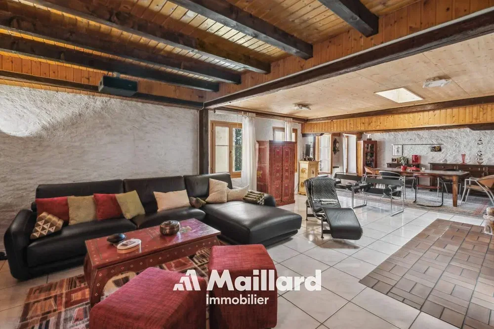 Salón; vigas de madera, suelo de madera, suelo de baldosas, luz natural