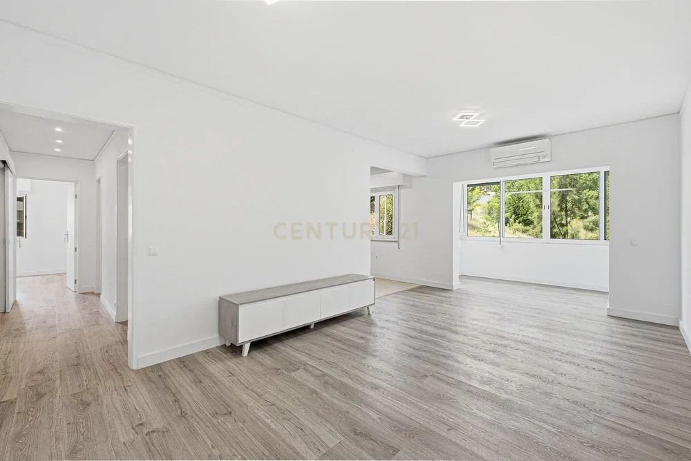 Obývací pokoj; dřevěná podlaha, přirozené světlo, moderní styl