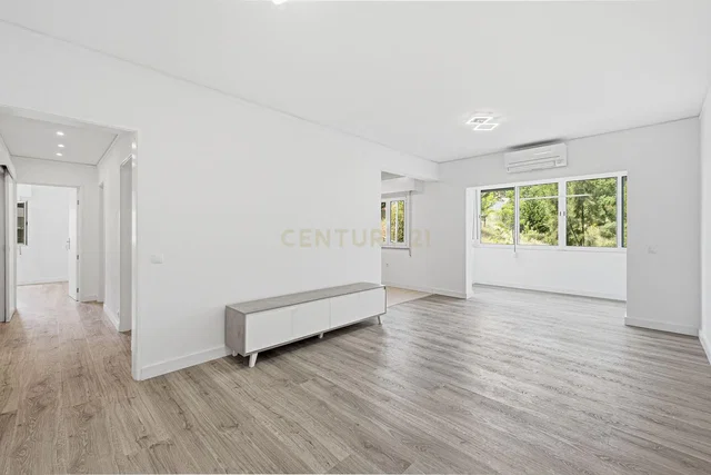 Obývací pokoj; dřevěná podlaha, přirozené světlo, moderní styl