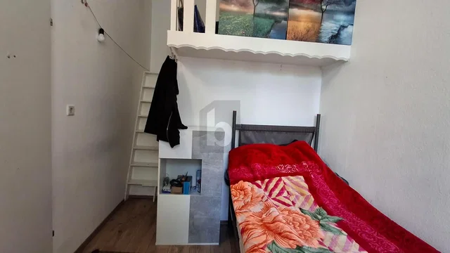 Ložnice; dřevěná podlaha, přirozené světlo