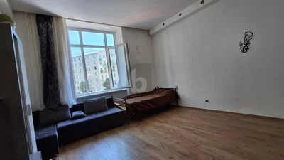 Ložnice; dřevěná podlaha, přirozené světlo, výhled