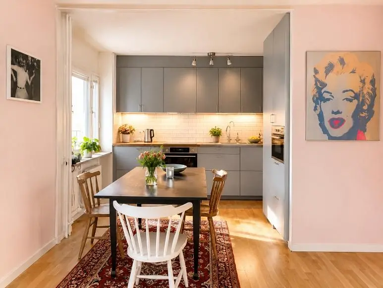 Cuisine; électroménager, parquet, lumière naturelle, style moderne