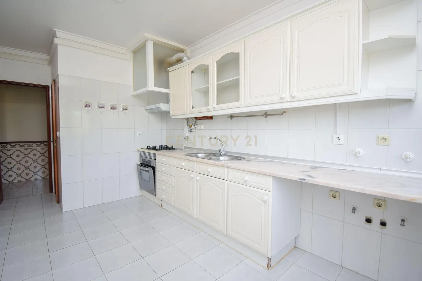 Cuisine; carrelage, nécessite rénovation