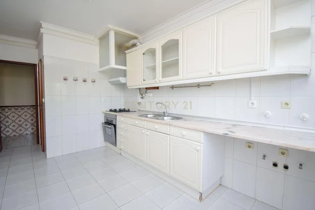 Cucina; pavimento in piastrelle, necessita ristrutturazione