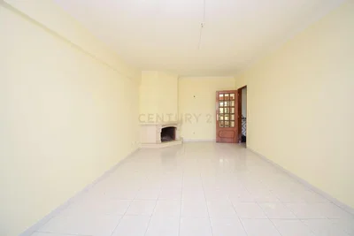 Salon; carrelage, cheminée, lumière naturelle