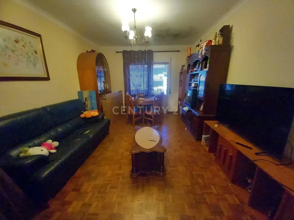 Obývací pokoj; dřevěná podlaha, přirozené světlo, moderní styl