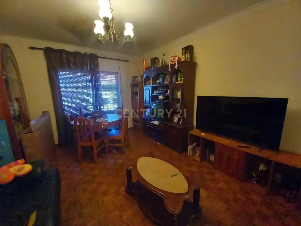 Obývací pokoj; dřevěná podlaha, přirozené světlo, moderní styl