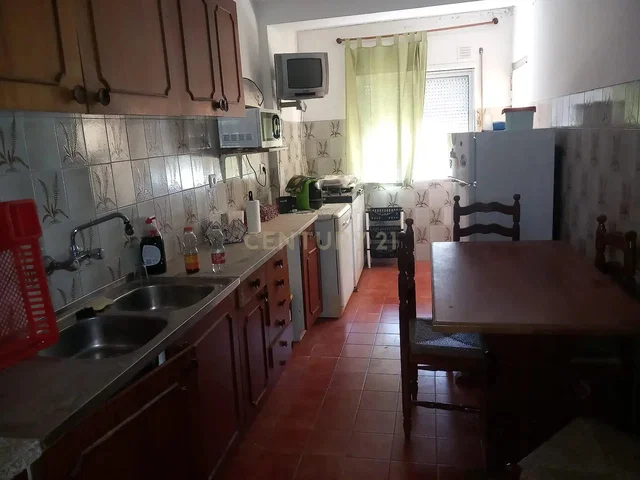 Cocina; suelo de baldosas, electrodomésticos, luz natural