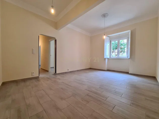 Σαλόνι; πλακάκια, φυσικό φως