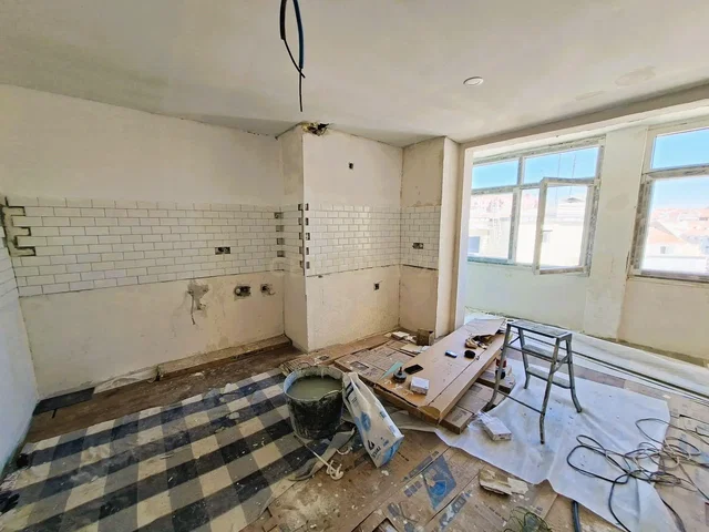 Kuchyně; nutná rekonstrukce, přirozené světlo