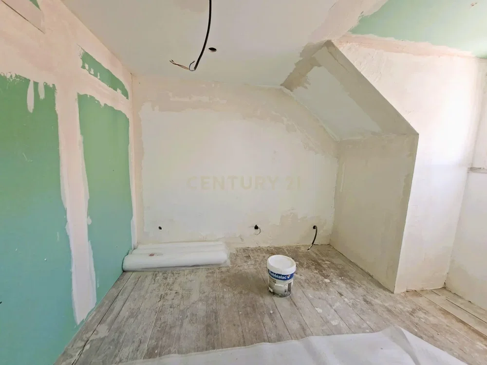 Ostalo; potrebna renovacija, prirodno svjetlo