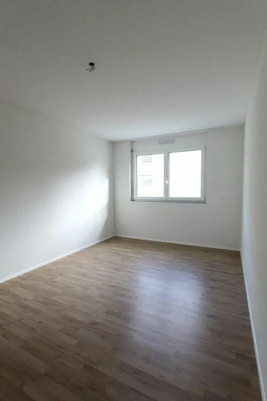 Ložnice; dřevěná podlaha, přirozené světlo
