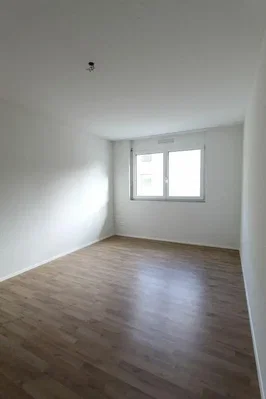 Ložnice; dřevěná podlaha, přirozené světlo