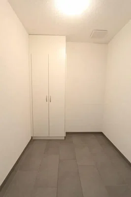 Šatna; dlažba, přirozené světlo