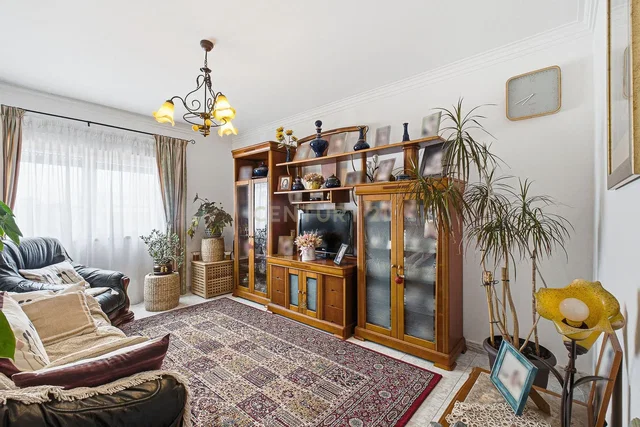 Obývací pokoj; přirozené světlo, rustikální styl