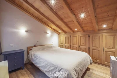 Ložnice; dřevěné trámy, dřevěná podlaha, přirozené světlo
