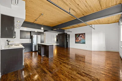 Salon; électroménager, parquet, poutres en bois, lumière naturelle