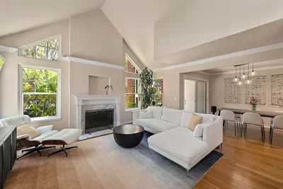Salon; lumière naturelle, hauteur sous plafond, parquet, cheminée