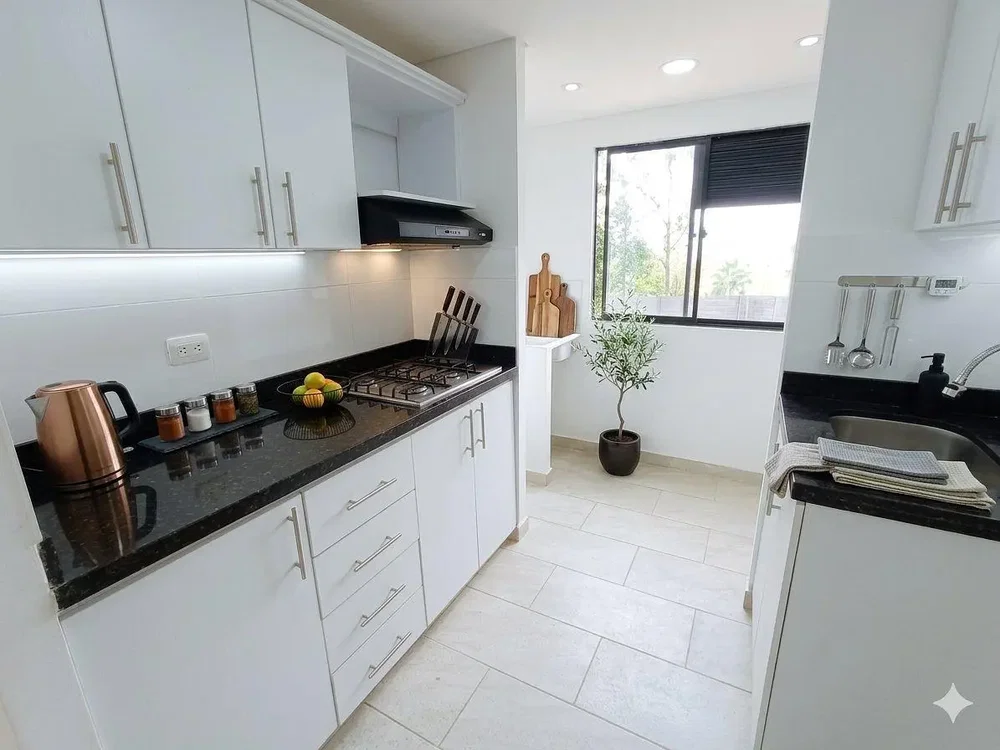 Cuisine; électroménager, carrelage, lumière naturelle