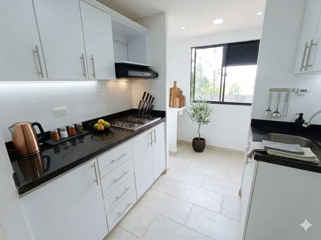 Cuisine; électroménager, carrelage, lumière naturelle