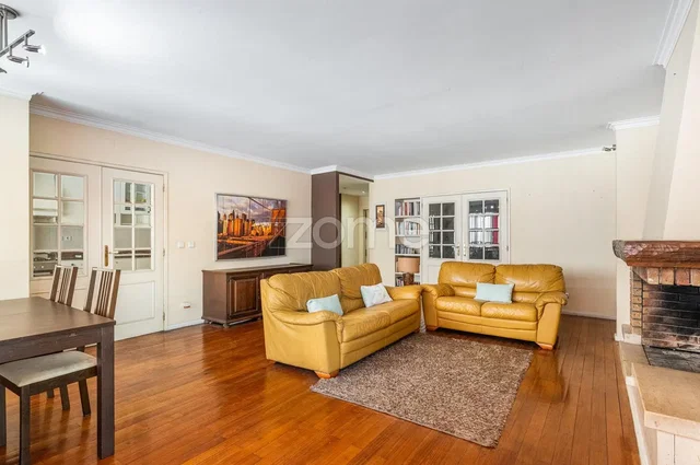 Salon; parquet, cheminée, lumière naturelle