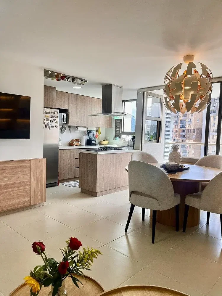 Cuisine; électroménager, carrelage, lumière naturelle, style moderne