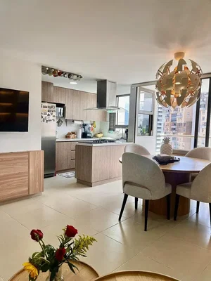 Cuisine; électroménager, carrelage, lumière naturelle, style moderne