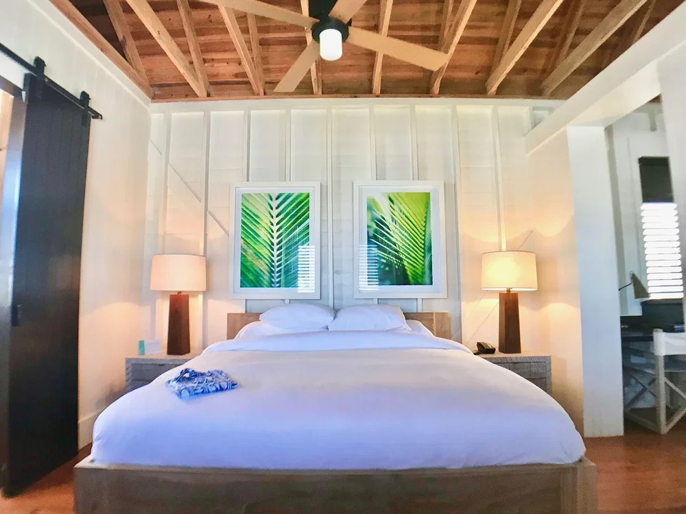 Chambre; poutres en bois, lumière naturelle