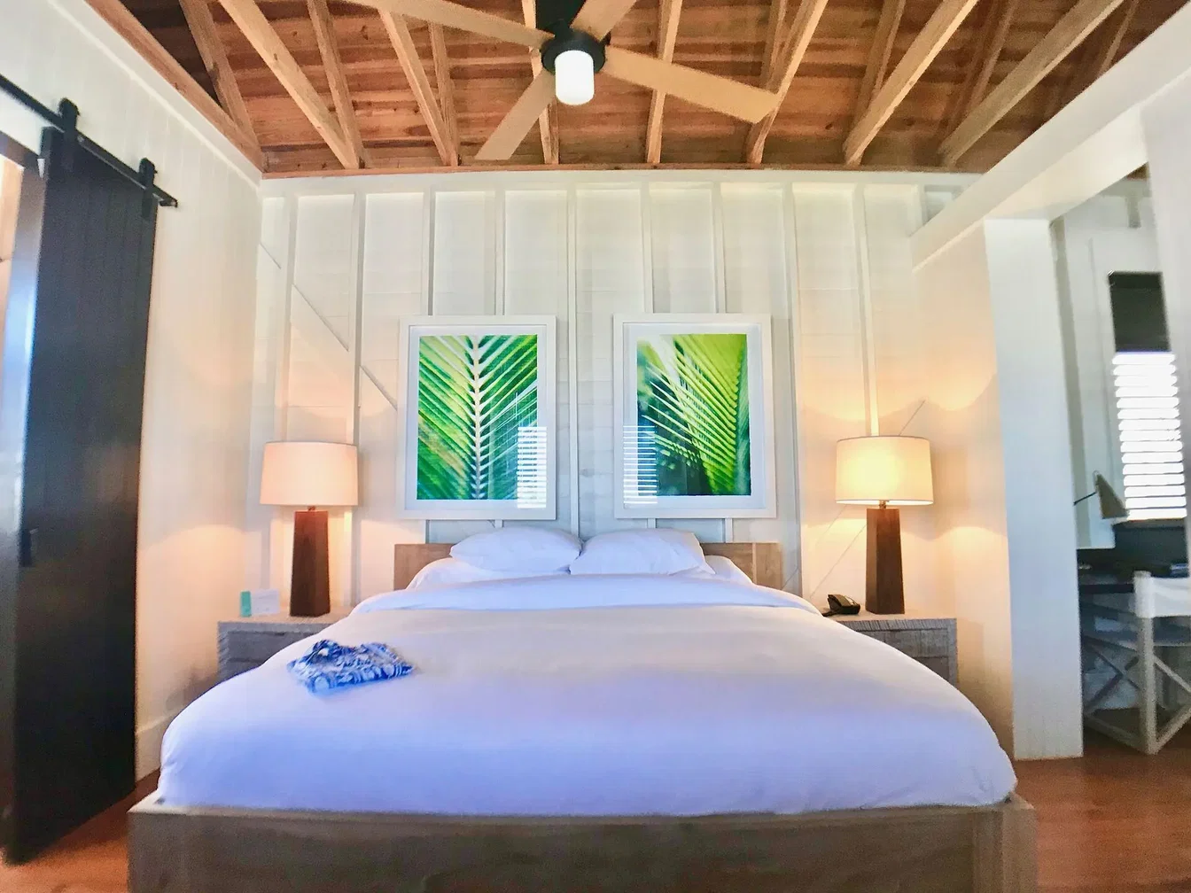 Chambre; poutres en bois, lumière naturelle