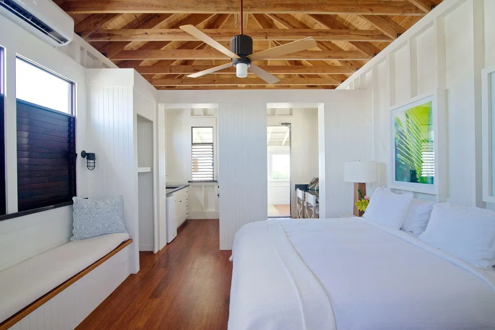 Chambre; poutres en bois, parquet, lumière naturelle
