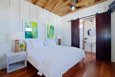 Chambre; poutres en bois, parquet, lumière naturelle