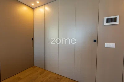 Vestiaire; parquet, rénové, lumière naturelle