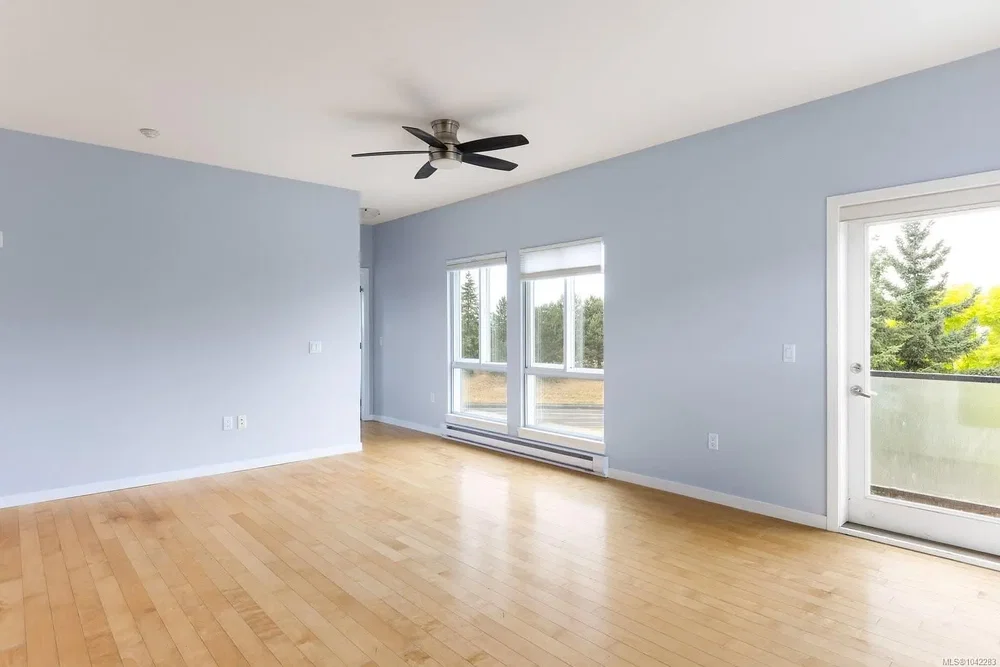 Salon; parquet, lumière naturelle, vue
