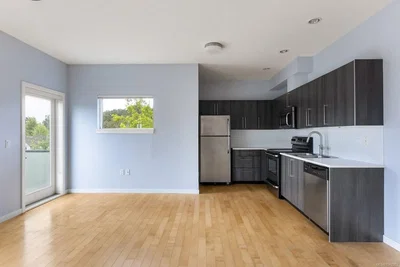 Cuisine; électroménager, parquet, lumière naturelle