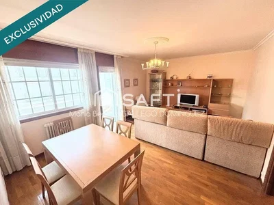 Salon; parquet, lumière naturelle, style moderne