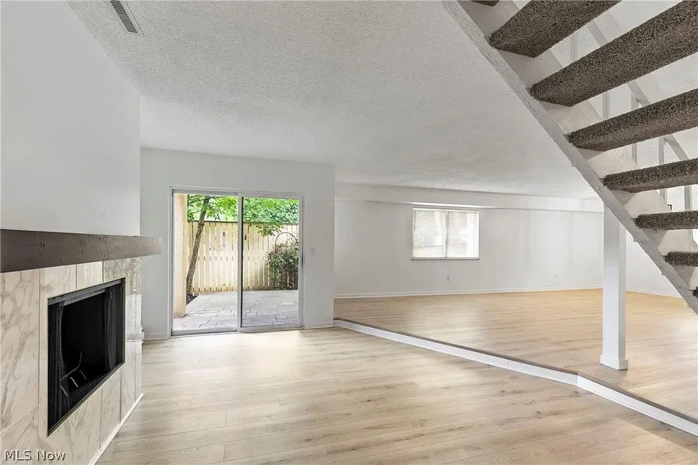 Salon; parquet, cheminée, lumière naturelle