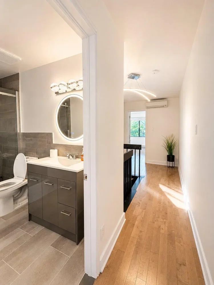 Salle de bain; carrelage, parquet, lumière naturelle, rénové
