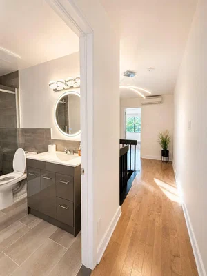 Salle de bain; carrelage, parquet, lumière naturelle, rénové