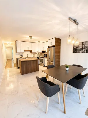 Cuisine; électroménager, carrelage, lumière naturelle, style moderne