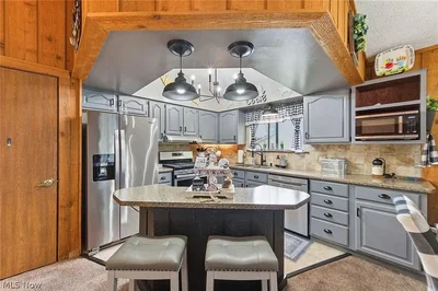 Cuisine; électroménager, poutres en bois, parquet, lumière naturelle