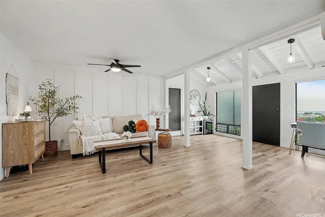 Soggiorno; luce naturale, pavimento in legno, stile moderno