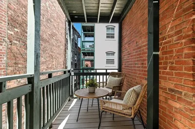 Balcone; luce naturale, pavimento in legno