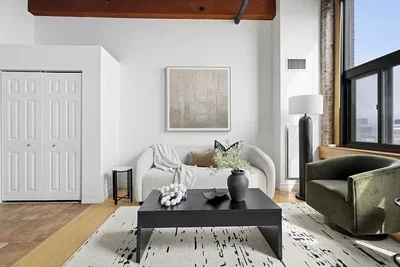 Salón; vigas de madera, luz natural, estilo moderno