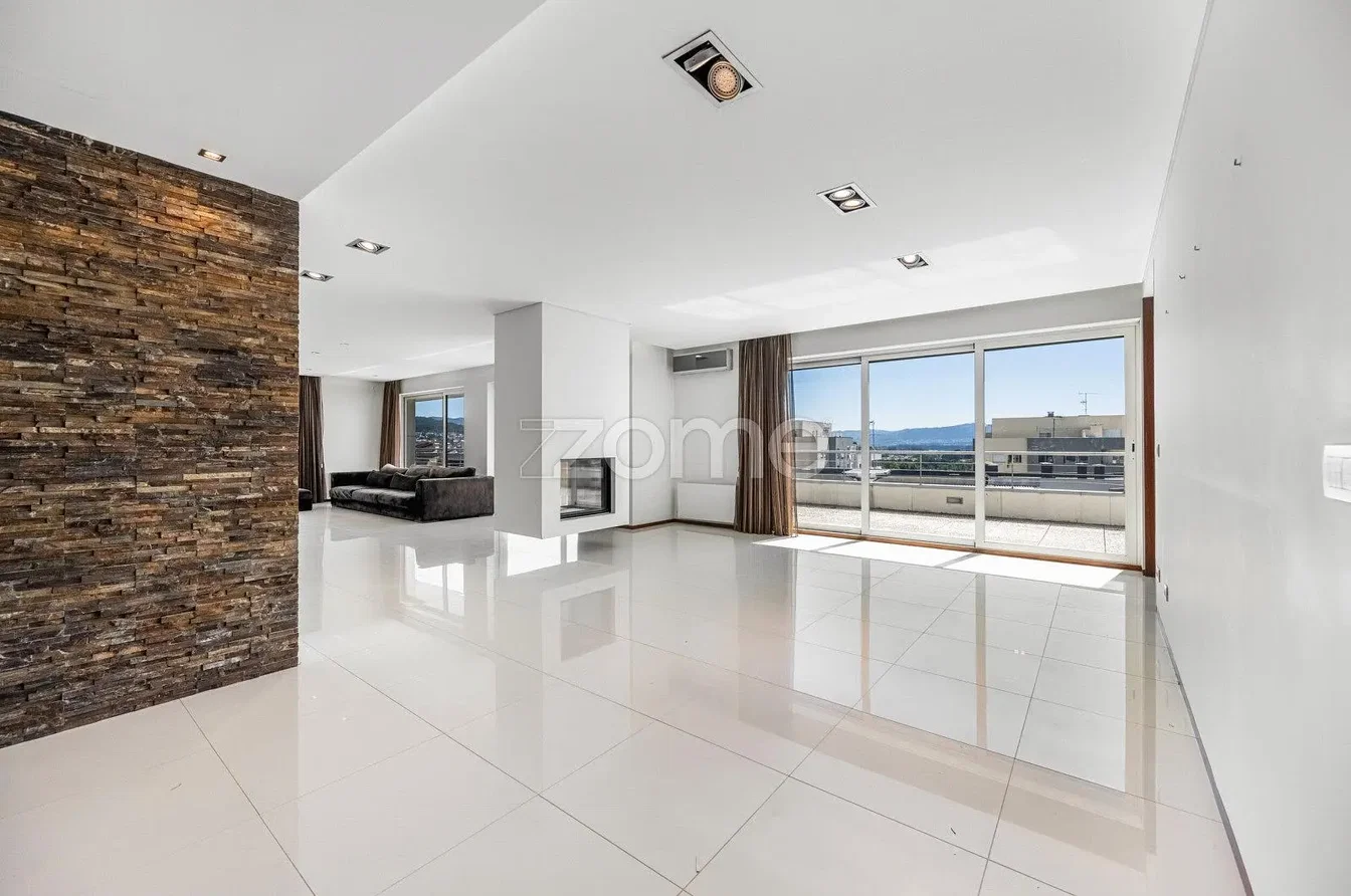 Wohnzimmer; blick, fliesenboden, tageslicht, kamin, moderner stil