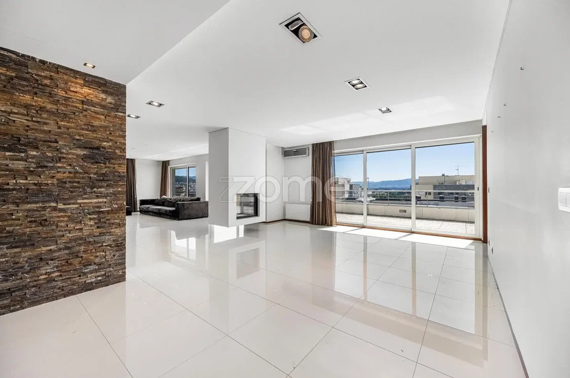 Wohnzimmer; blick, fliesenboden, tageslicht, kamin, moderner stil