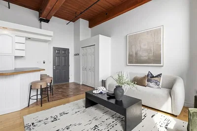Salón; vigas de madera, suelo de madera, luz natural, estilo moderno