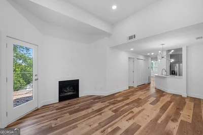 Salon; cheminée, parquet, hauteur sous plafond, lumière naturelle