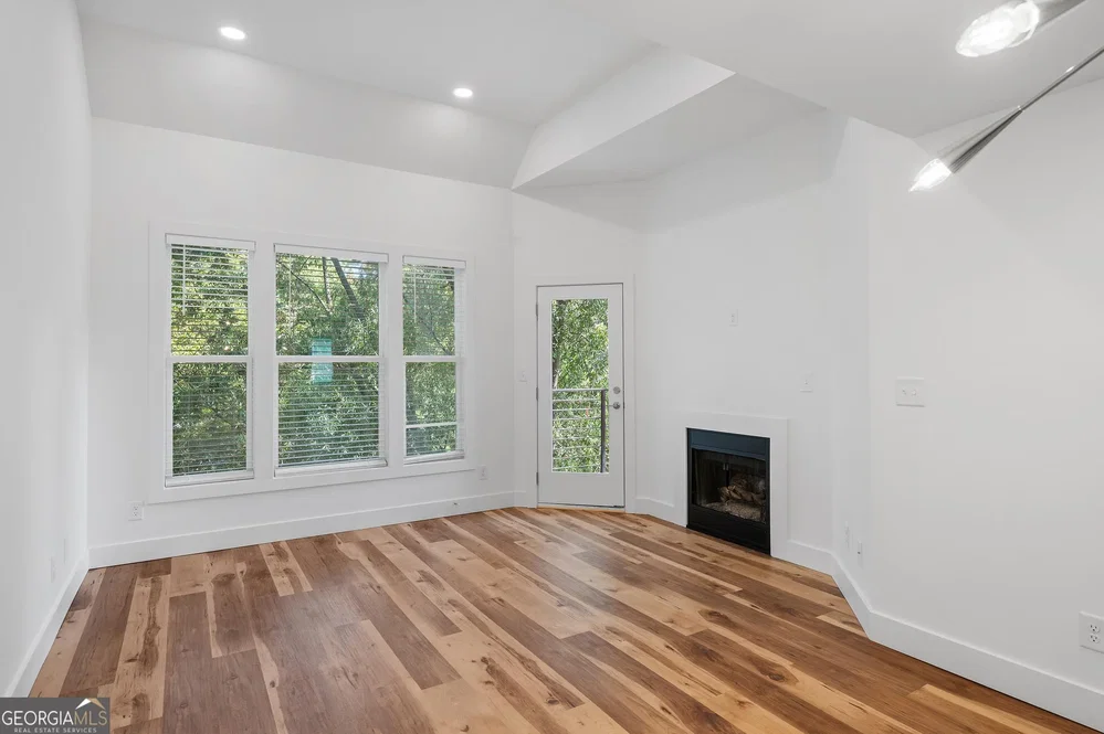 Salon; parquet, cheminée, lumière naturelle