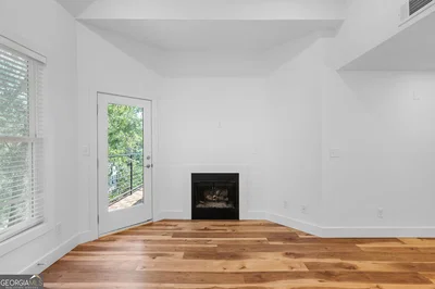 Salon; parquet, cheminée, lumière naturelle