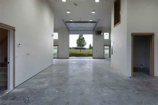Otro; necesita renovación, luz natural
